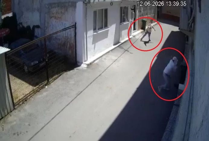 Bursa’da sokakta yaşanan silahlı çatışmaya ait güvenlik kamerası görüntüsü.