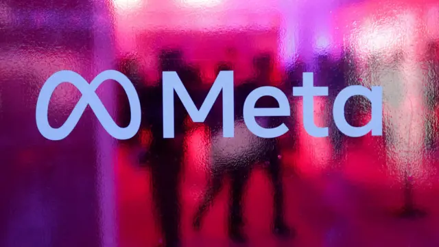 Pembe ışıklar ve buzlu cam arkasında Meta logosu.