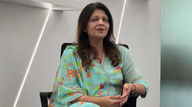 Telangana Siber Güvenlik Bürosu Direktörü Shikha Goel ofis ortamında konuşuyor.