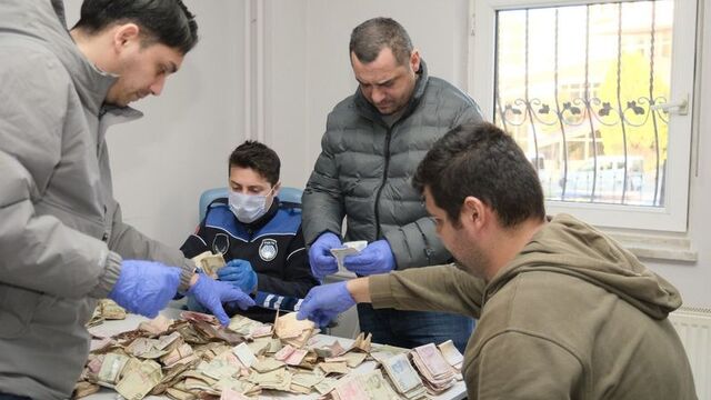 Dilenciden öyle bir para çıktı ki... Paraları 6 zabıta saydı!