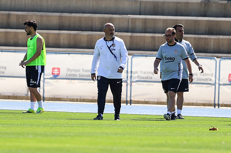 Beşiktaş teknik ekibi ve oyuncular antrenman sahasında görülüyor.