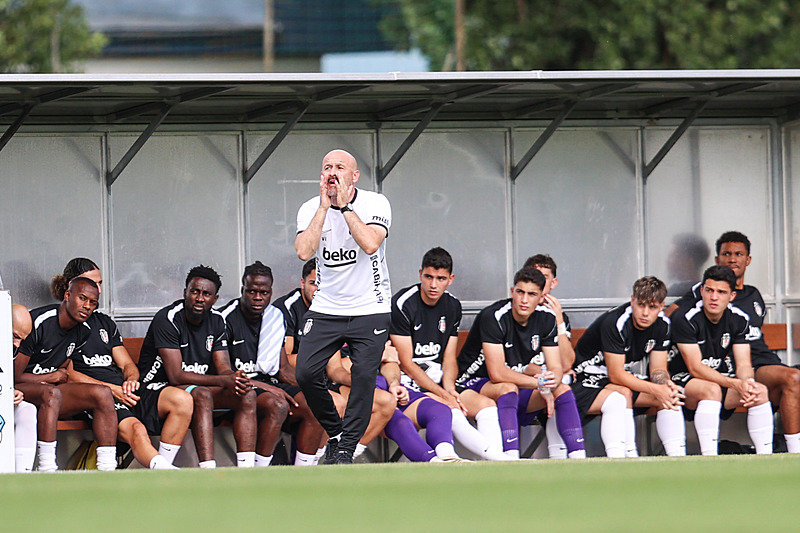 Beşiktaş yedek kulübesi ve teknik heyet antrenman maçında görülüyor.
