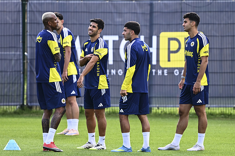 Fenerbahçe futbolcuları antrenman sahasında bir arada görülüyor.