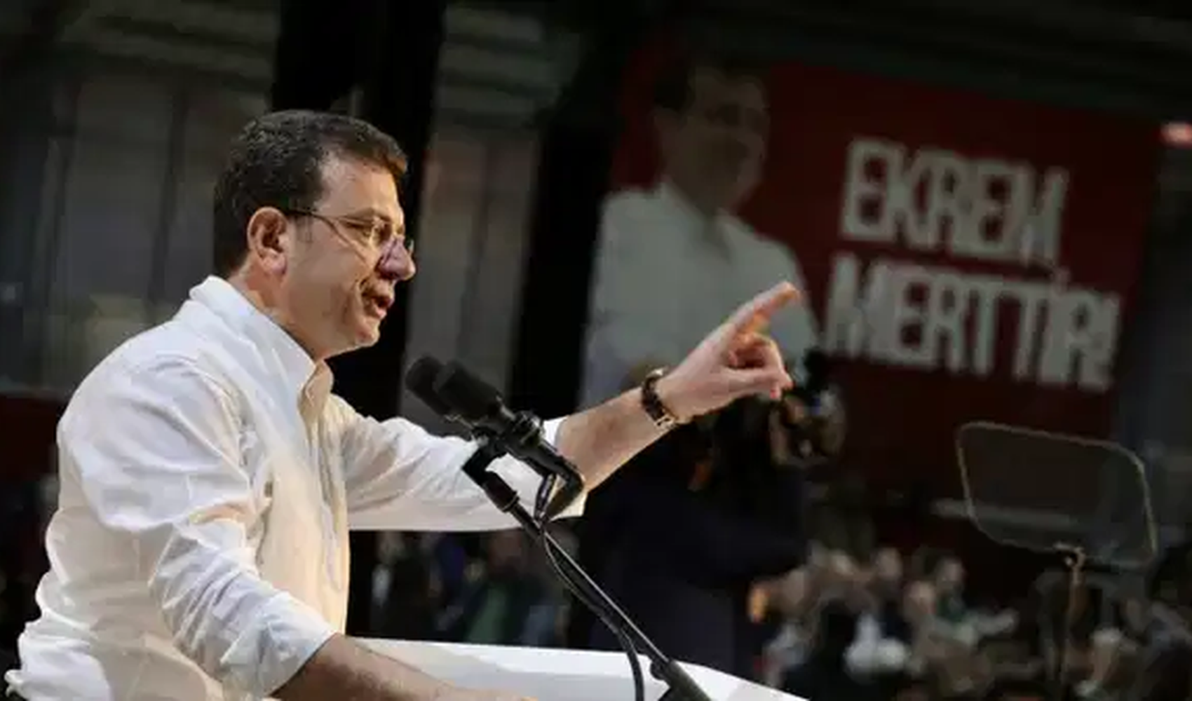 Ekrem İmamoğlu beyaz gömleğiyle kalabalığa seslenirken