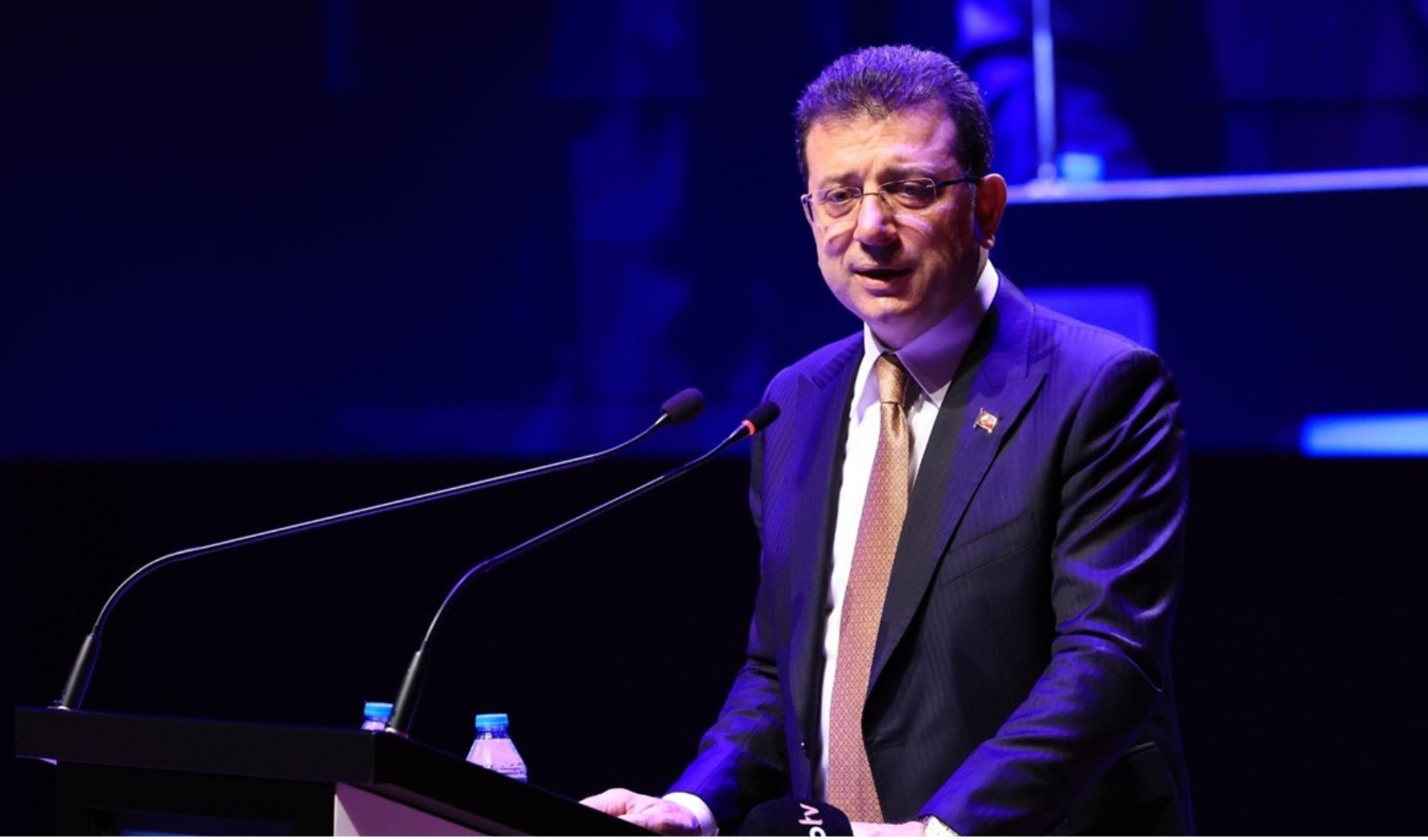 Ekrem İmamoğlu kürsüde konuşma yaparken