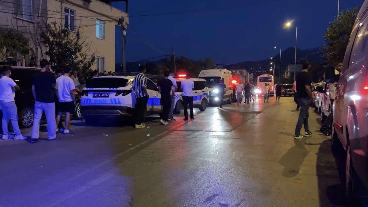 Kayseri’de olay yerinde polis ve sağlık ekiplerinin bulunduğu gece görüntüsü.