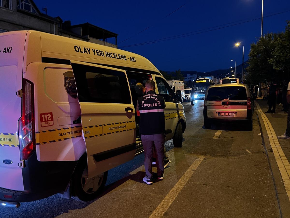 Olay yeri inceleme aracının bulunduğu sokakta polis ekiplerinin çalışması.