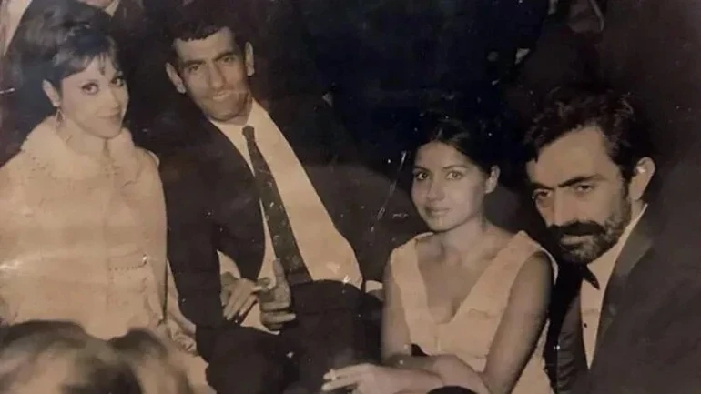 Geçmiş yıllara ait siyah beyaz bir fotoğrafta sanatçılar bir arada.