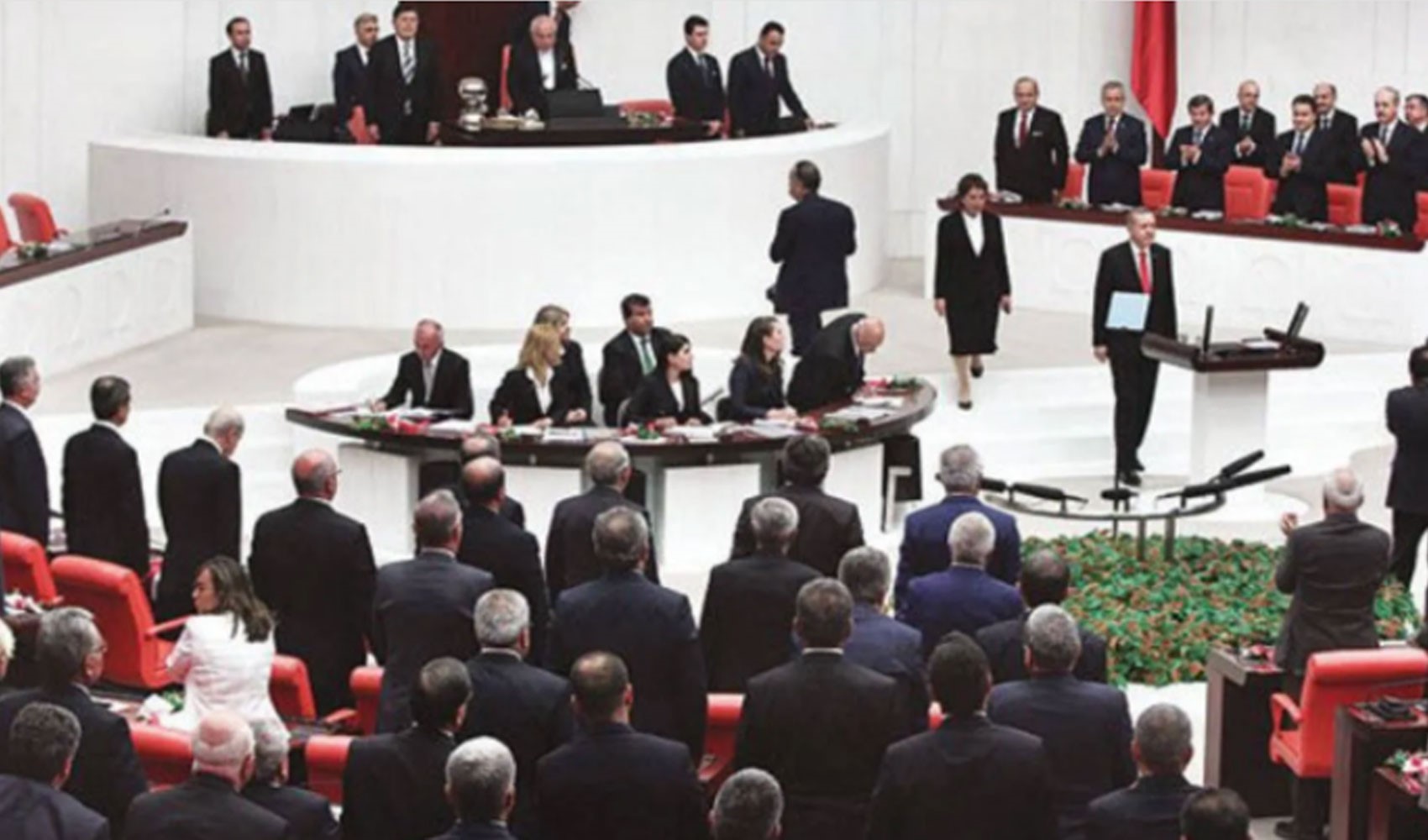 Smentita dell'ex deputata alle parole di Kılıçdaroğlu: 'Non ci saremmo alzati in piedi davanti a Erdoğan'. La replica: 'Lo ha accolto in prima fila'