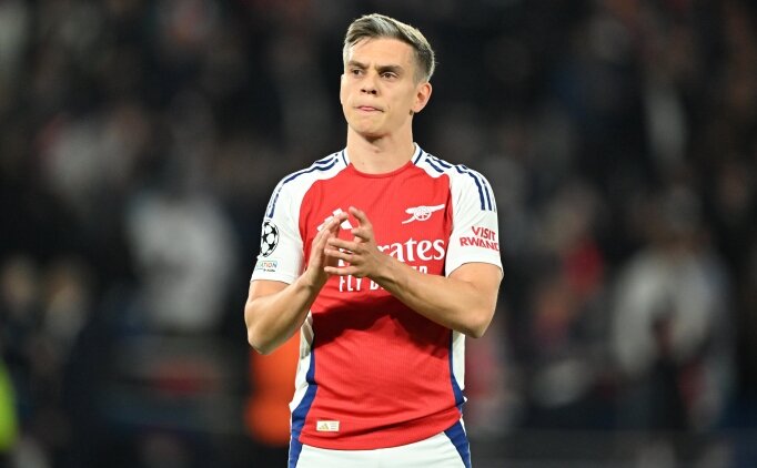 Arsenal forması giyen Leandro Trossard sahada alkışlarken görülüyor.