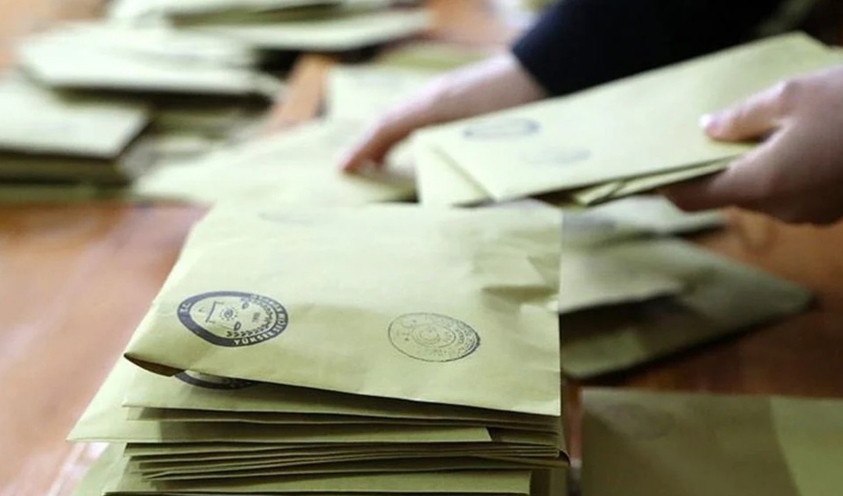CHP'de deprem senaryosu: Özgür Özel'in kuracağı parti ilk sıraya yerleşti