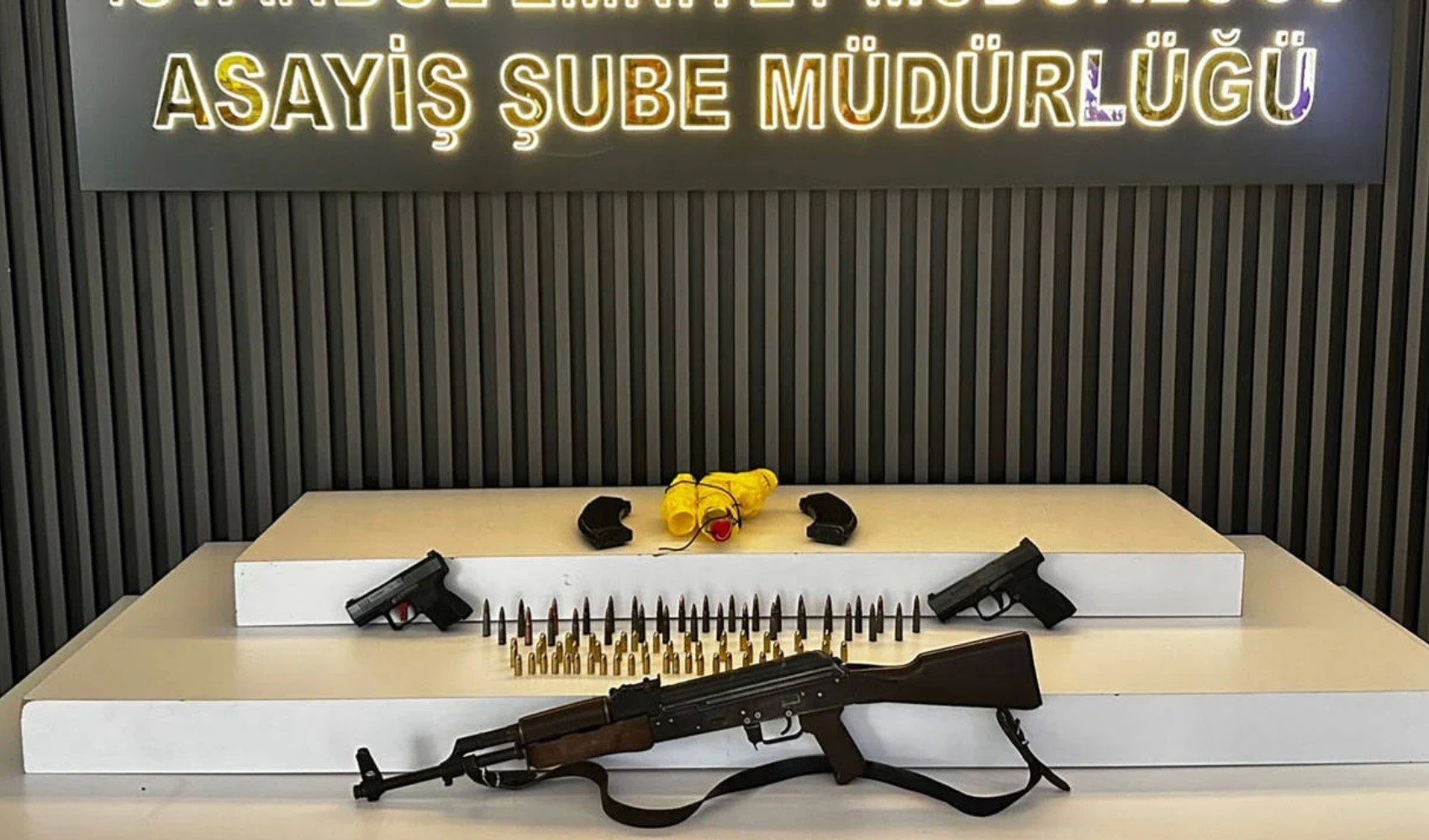 7 gözaltı, çok sayıda silah ve bomba ele geçirildi