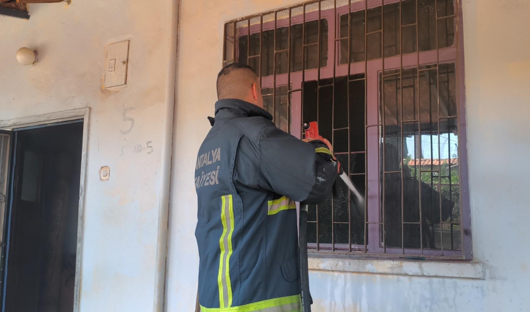 Uzaklaştırma kararını öğrenince evi yaktı