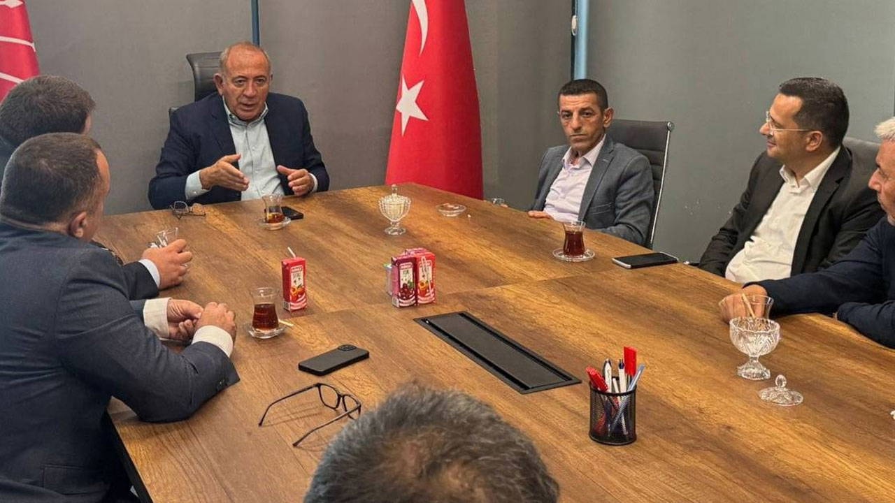 Gürsel Tekin'in bazı isimlerle toplantı yaptığı bir masa etrafındaki görüşmeden kare