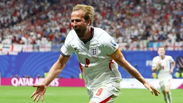 Harry Kane, İngiltere formasıyla attığı golün ardından sevinç yaşıyor.
