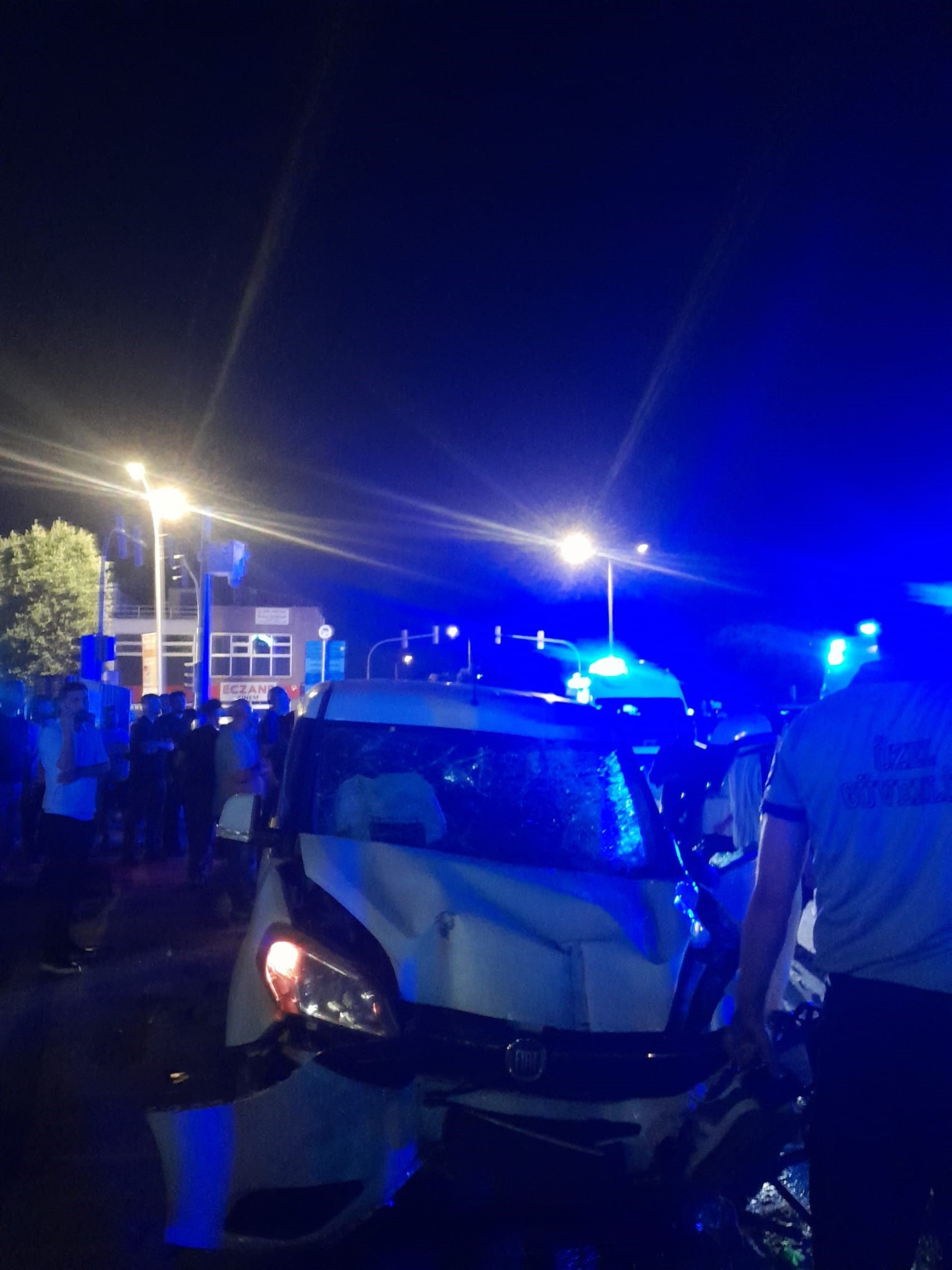 İki motosiklete çarpan sürücü ortalığı savaş alanına çevirdi