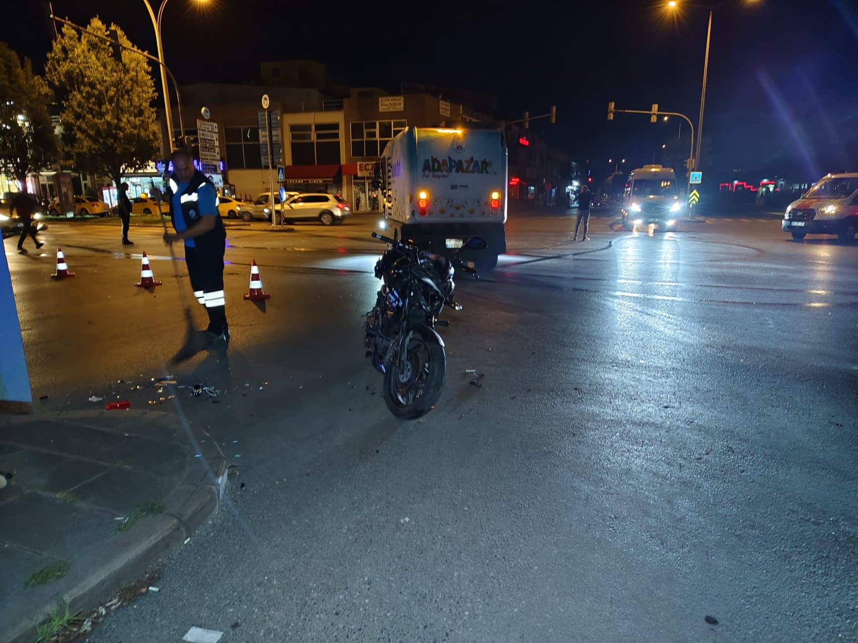 İki motosiklete çarpan sürücü ortalığı savaş alanına çevirdi