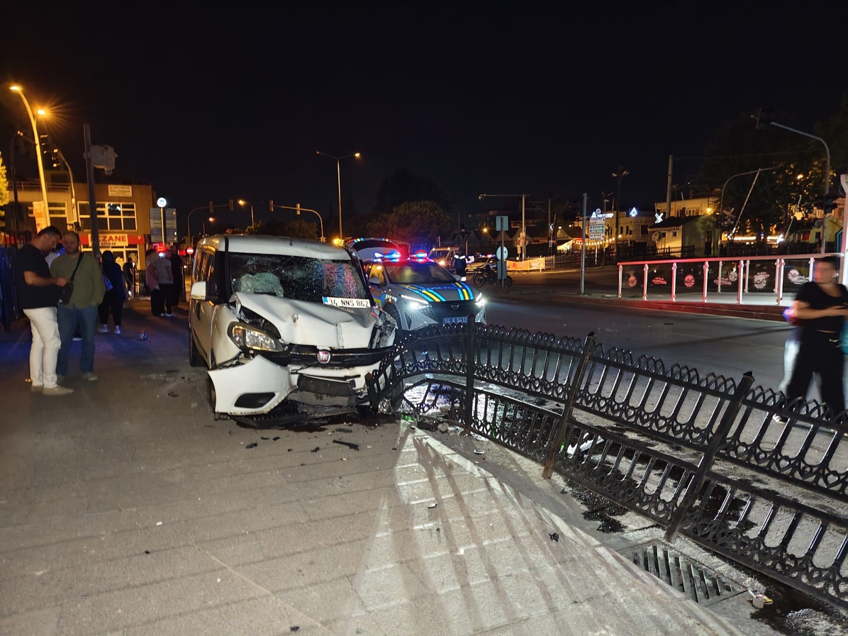 İki motosiklete çarpan sürücü ortalığı savaş alanına çevirdi