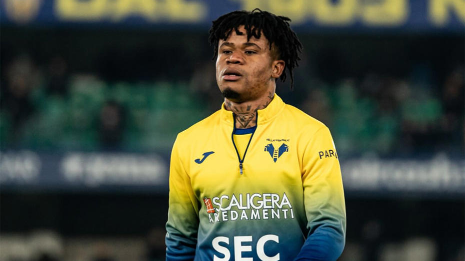 Gift Orban, Hellas Verona formasıyla sahada görülüyor.