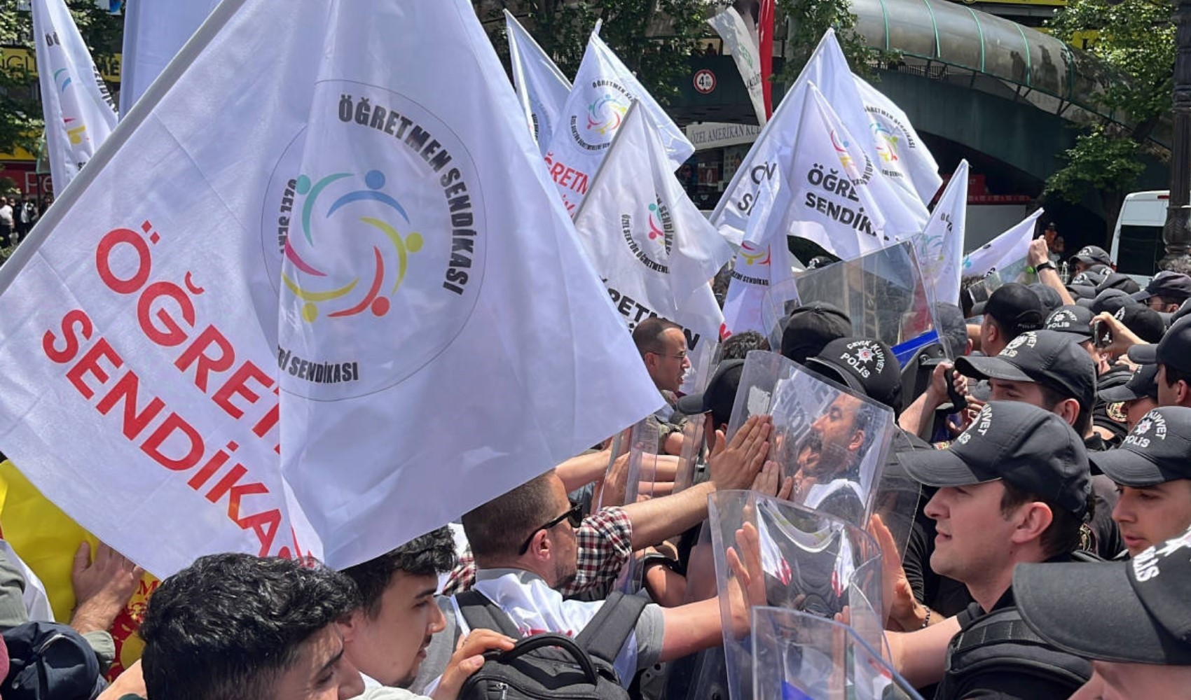 Ankara'da öğretmenlerin 'mülakat' eylemine polis engeli: Basının görüntü alması engellendi