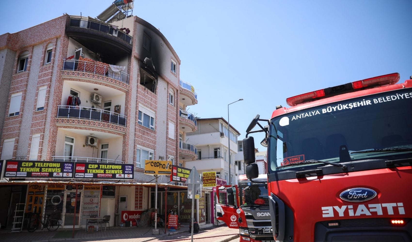 Incendio in un appartamento a Kepez: 5 persone trasportate in ospedale
