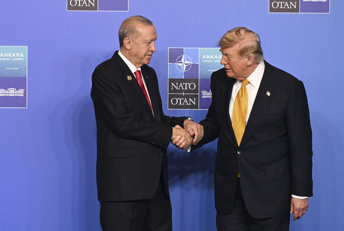 Cumhurbaşkanı Recep Tayyip Erdoğan ile ABD Başkanı Donald Trump NATO Zirvesi kapsamında tokalaşırken.
