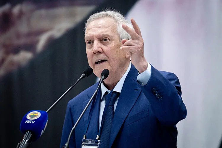 Aziz Yıldırım'ın kürsüde konuşma yaptığı bir fotoğraf.