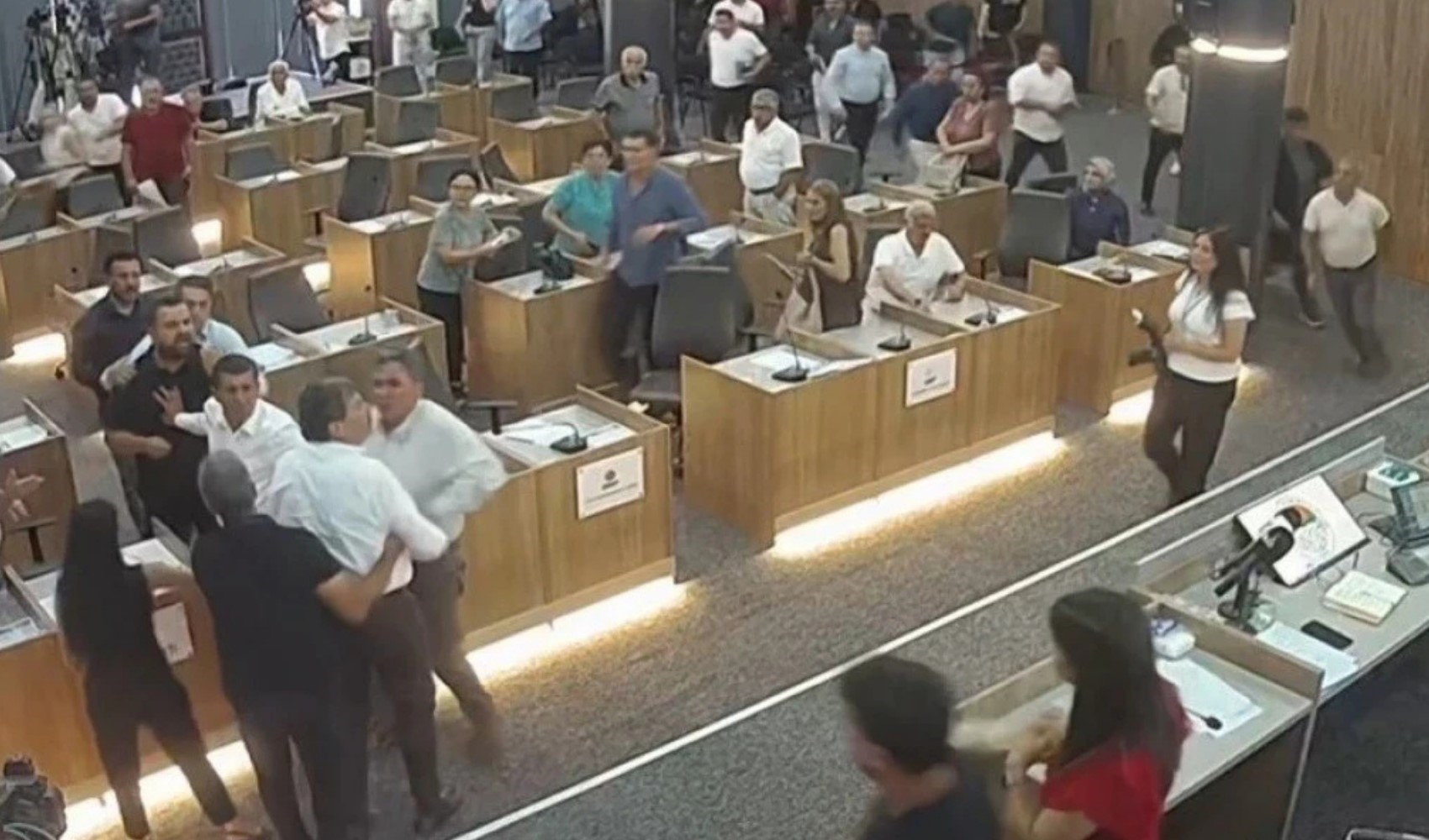 Tensioni nel consiglio comunale di Toroslar: riprese video mostrano lo scontro tra i consiglieri