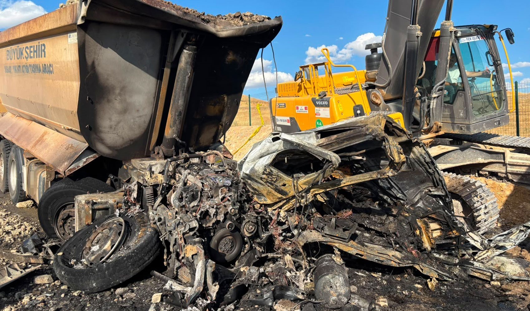 Freni bozulan ABB'ye ait hafriyat kamyonu iki kamyona çarptı