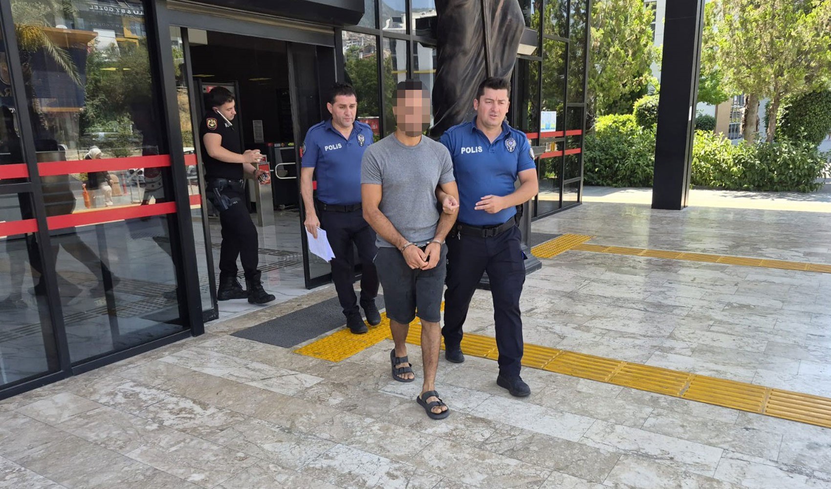 Cinsel istismar ve telefon hırsızlığı iddiası