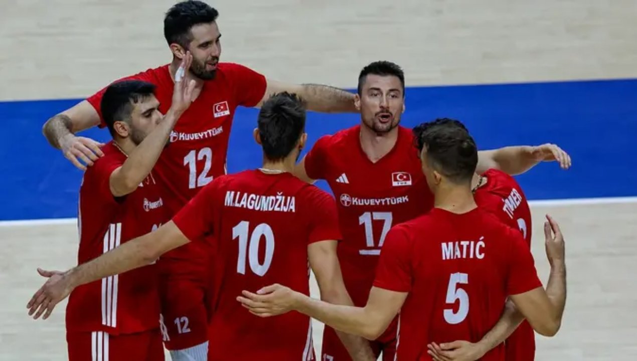 Kırmızı formalarıyla sahada bir araya gelen A Milli Erkek Voleybol Takımı oyuncuları.