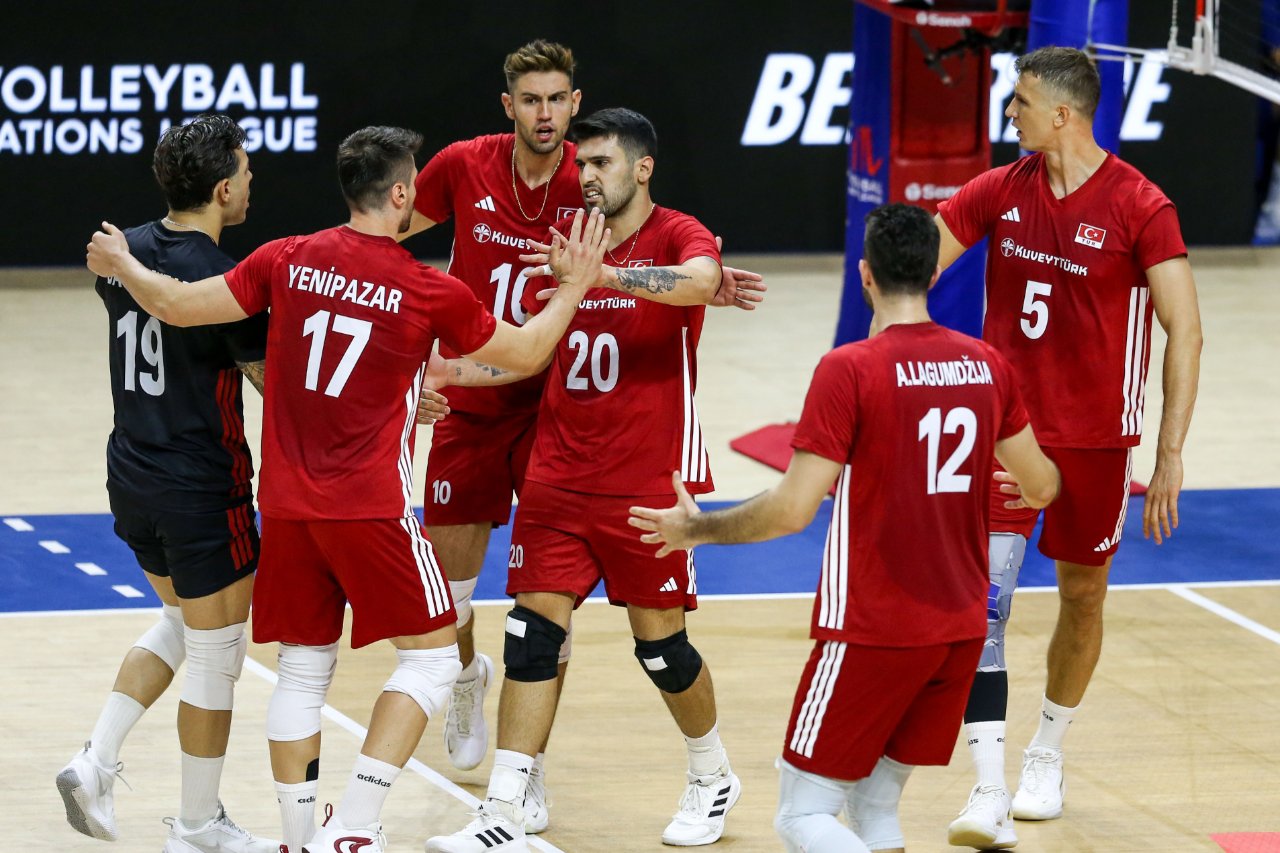 A Milli Erkek Voleybol Takımı oyuncuları maç sırasında sahada birbirlerini karşılıyor.
