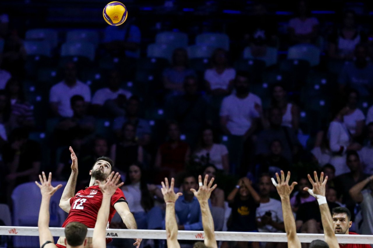Voleybol maçında file önünde hücum ve blok mücadelesi.