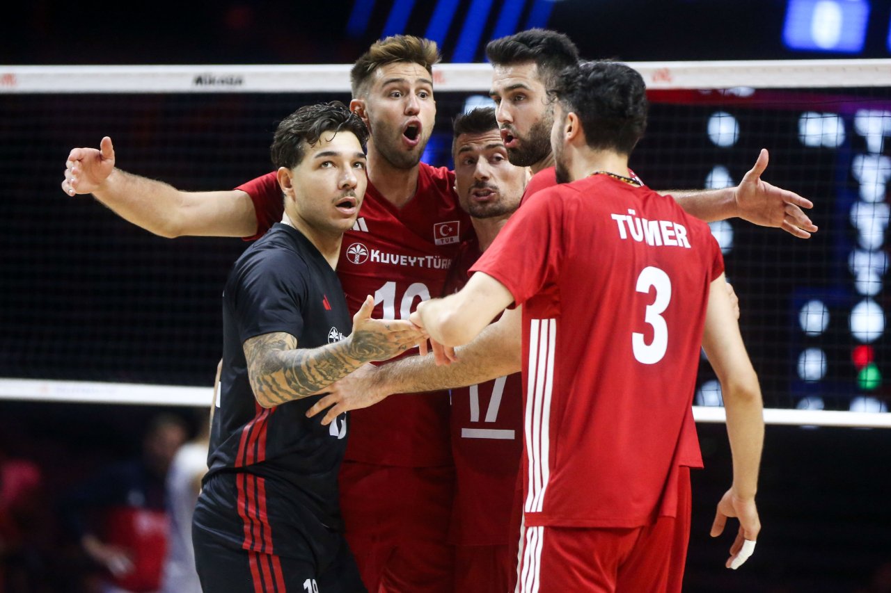 A Milli Erkek Voleybol Takımı oyuncuları file önünde maç içinde konuşuyor.