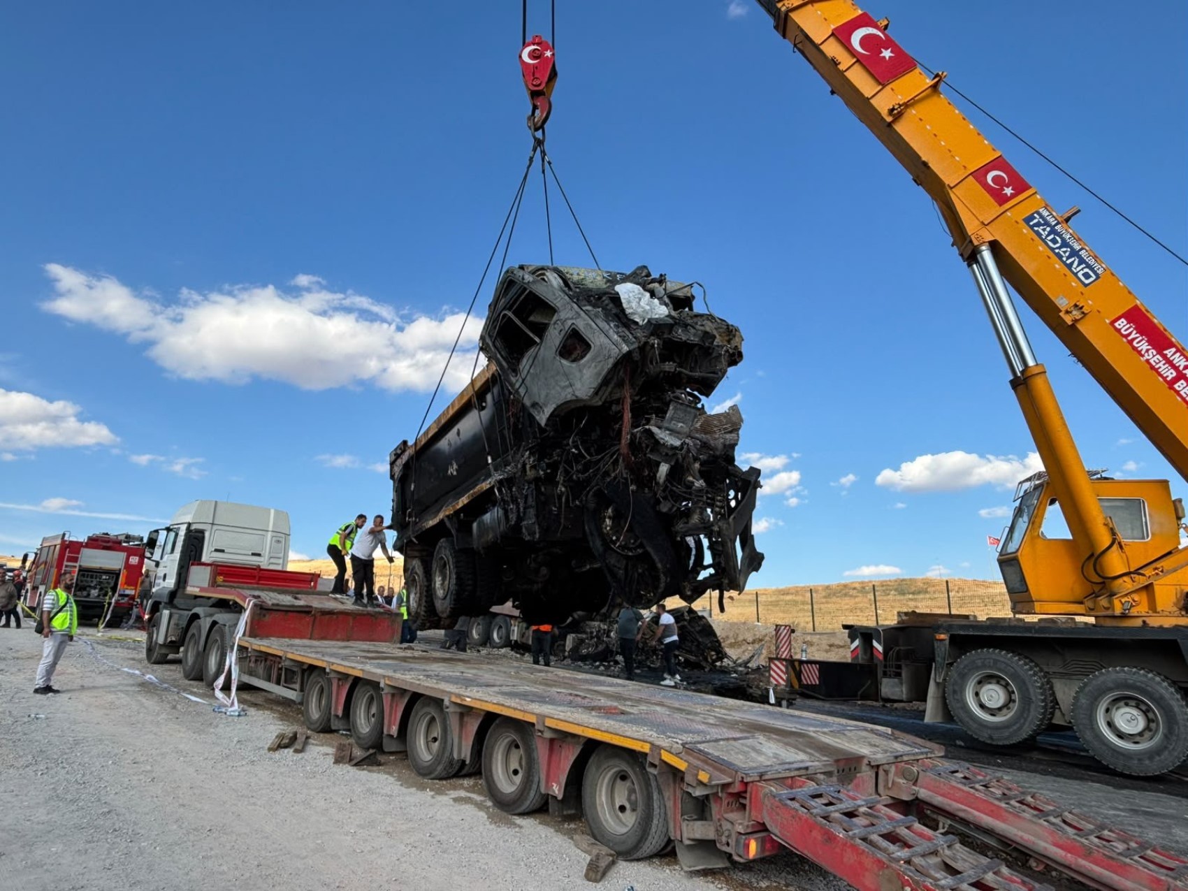 Freni bozulan ABB'ye ait hafriyat kamyonu iki kamyona çarptı, 2 işçi hayatını kaybetti