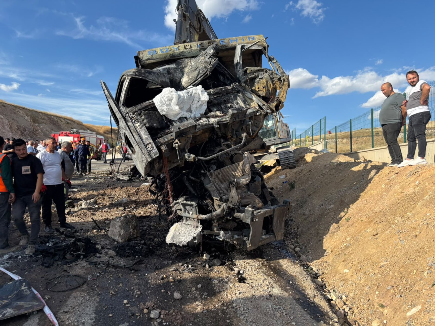 Freni bozulan ABB'ye ait hafriyat kamyonu iki kamyona çarptı, 2 işçi hayatını kaybetti