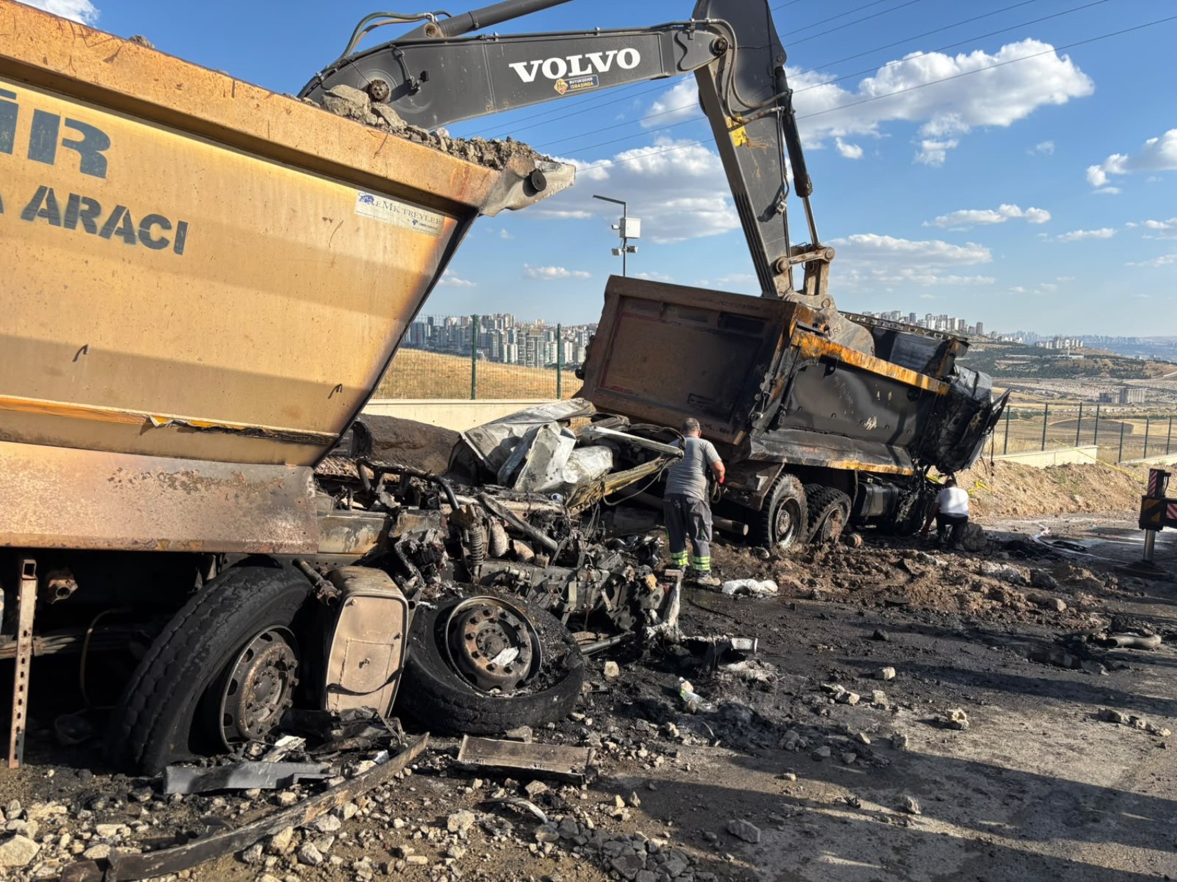 Freni bozulan ABB'ye ait hafriyat kamyonu iki kamyona çarptı, 2 işçi hayatını kaybetti