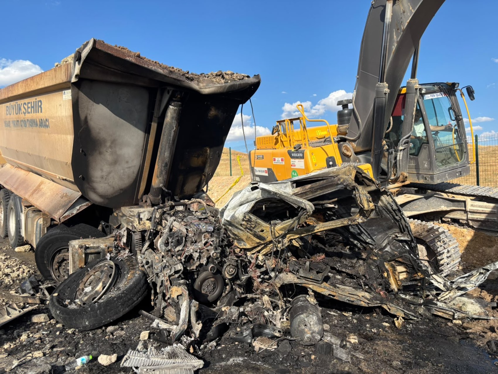 Freni bozulan ABB'ye ait hafriyat kamyonu iki kamyona çarptı, 2 işçi hayatını kaybetti