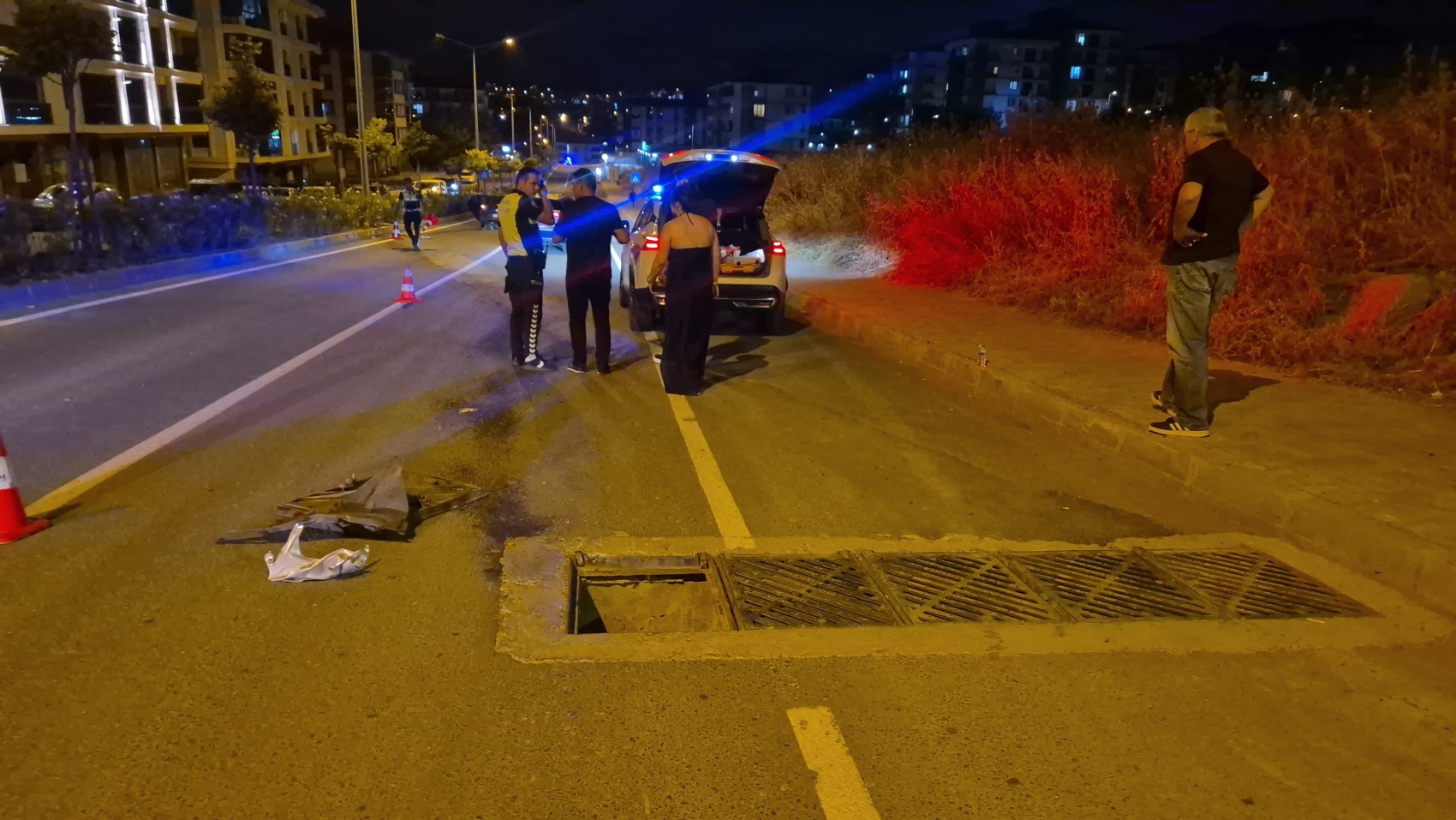 Açık rögar kapağına çarpan otomobil metrelerce sürüklendi