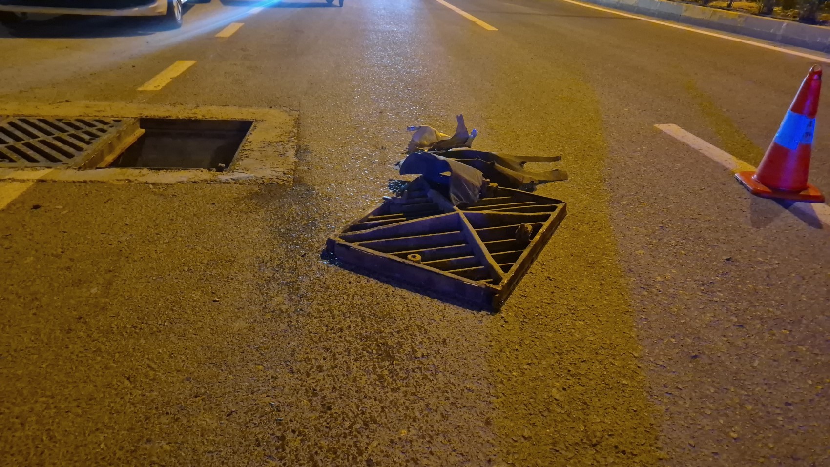 Açık rögar kapağına çarpan otomobil metrelerce sürüklendi