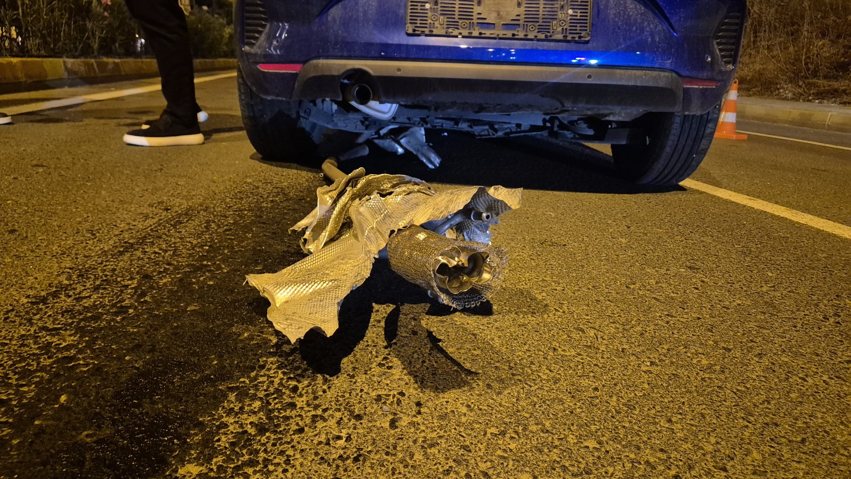 Açık rögar kapağına çarpan otomobil metrelerce sürüklendi