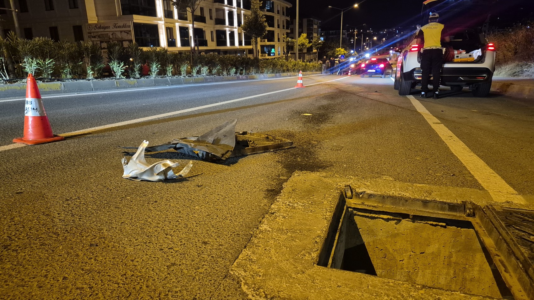 Açık rögar kapağına çarpan otomobil metrelerce sürüklendi