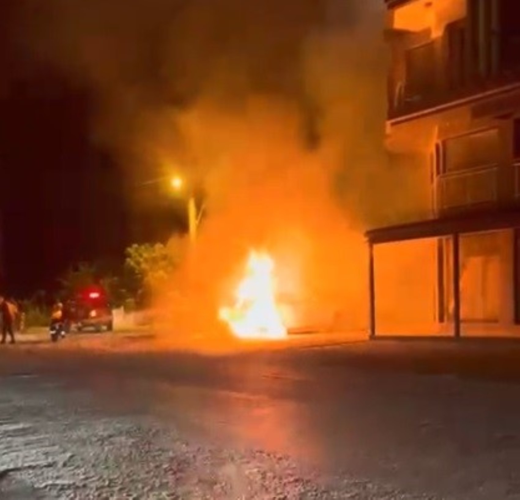 Park halindeki elektrikli araç alev alev yandı