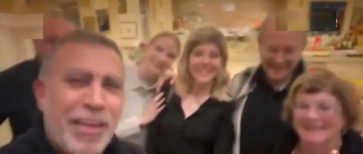Haluk Levent ve beraberindeki kişilerin yer aldığı, düşük çözünürlüklü video karesi.