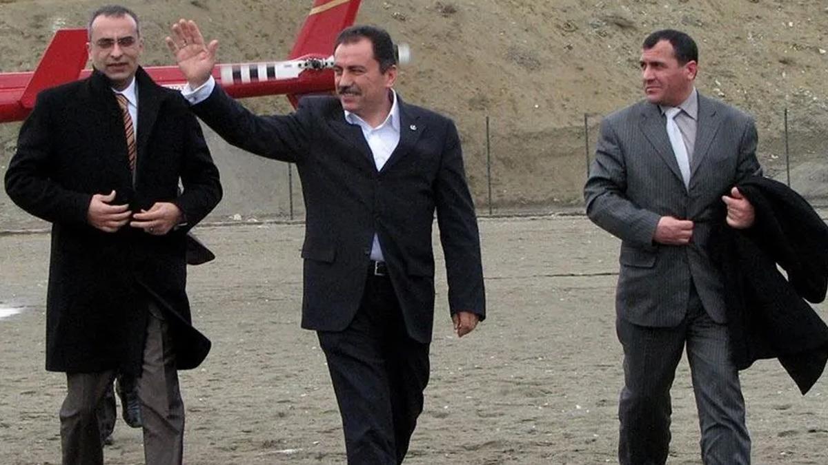 Muhsin Yazıcıoğlu ve beraberindeki kişilerin helikopter yakınında görüldüğü arşiv fotoğrafı.