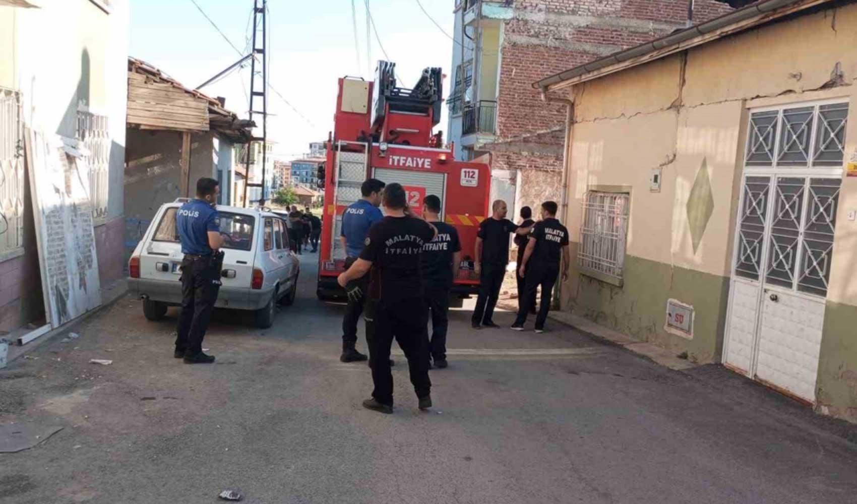 Malatya'daki depremde bir evin duvarı çöktü