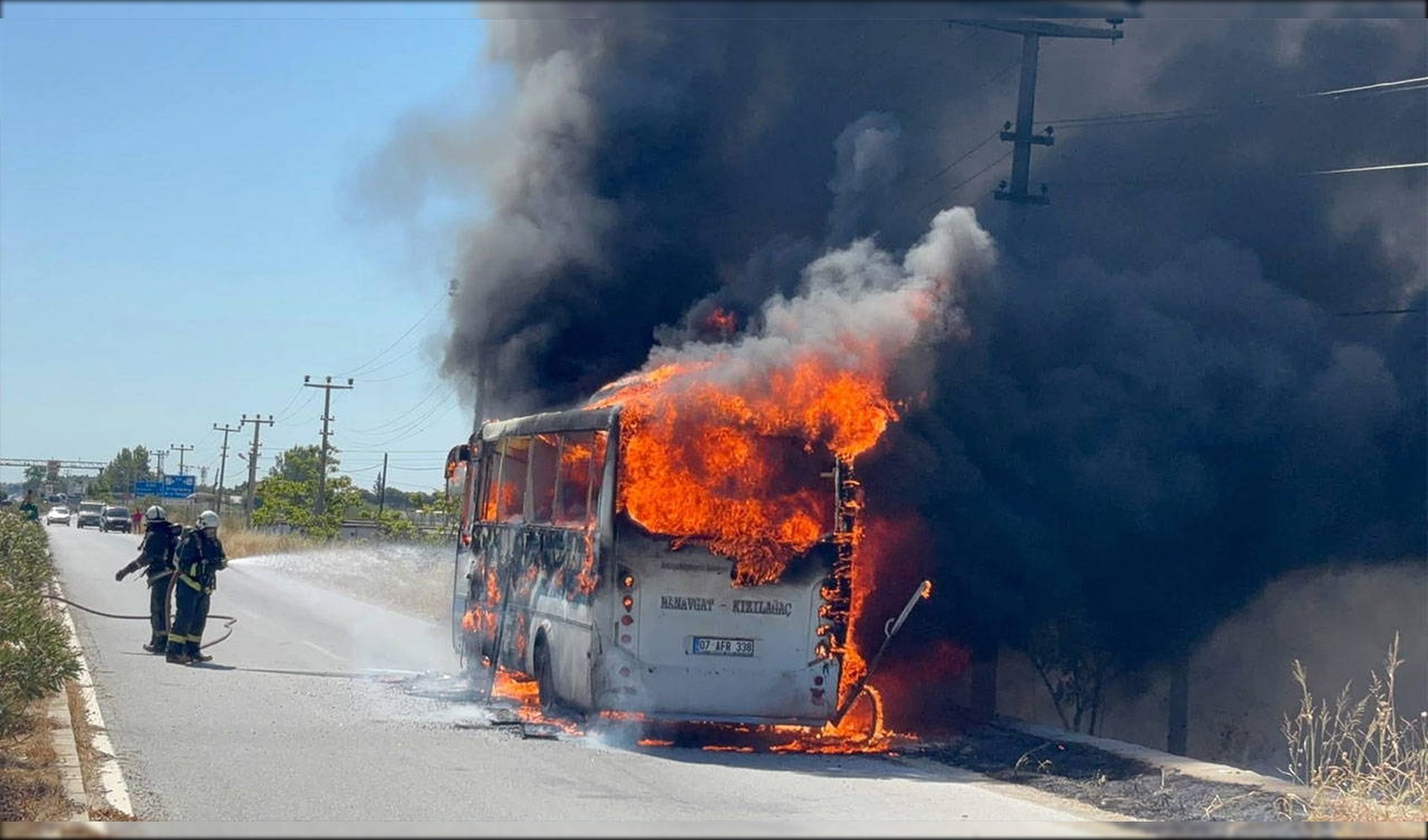 Antalya’da seyir halindeki yolcu midibüsü yandı