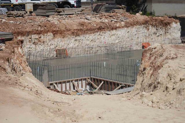 Antalya’da temel kazısı yapılan inşaat şantiyesinde göçük yaşanan alan.