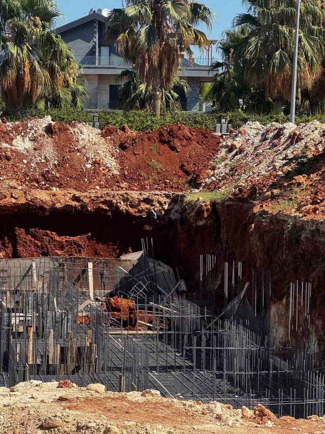 Kazı alanında çöken toprak ve inşaat demirlerinin bulunduğu bölüm.