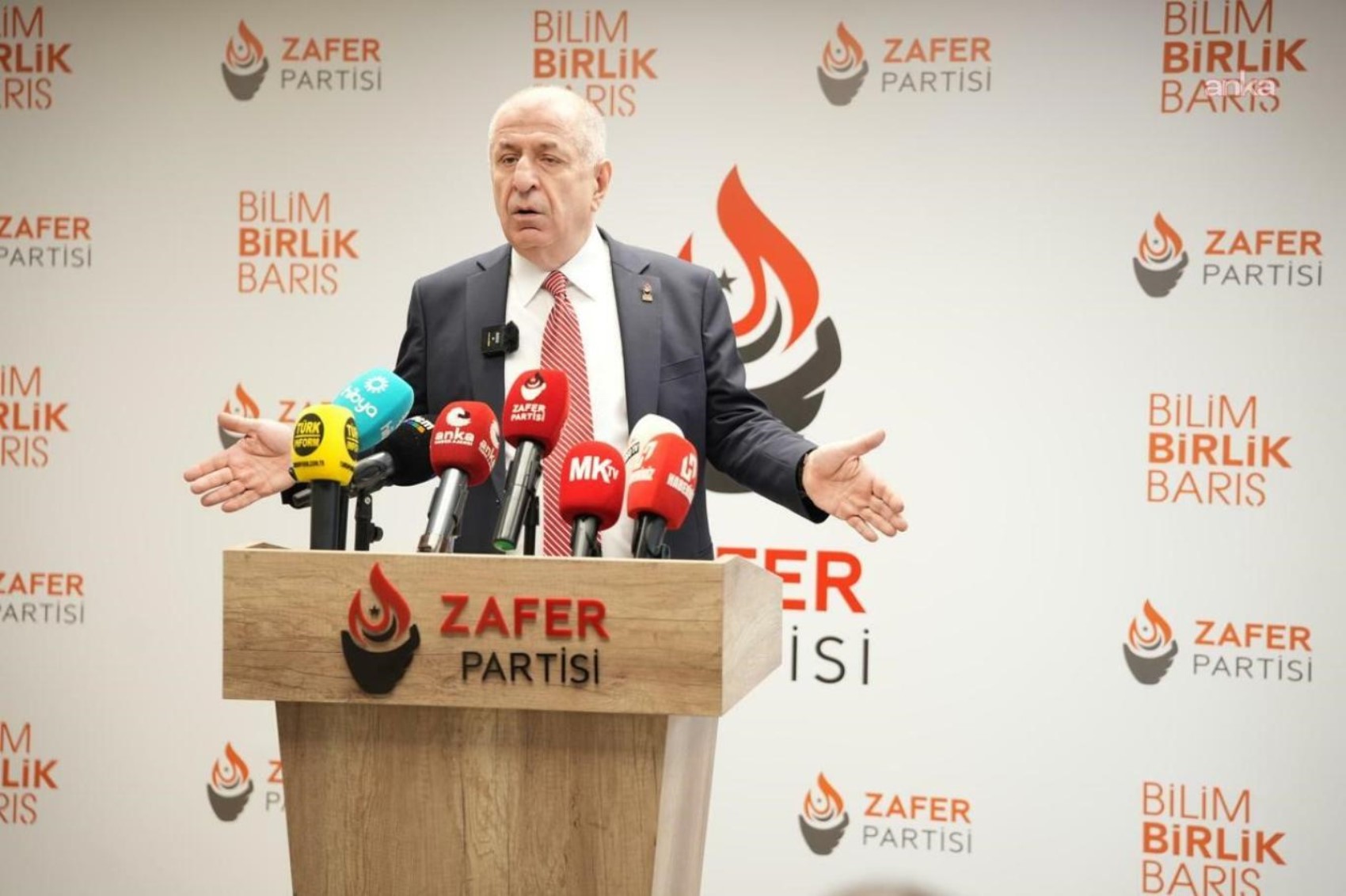 Erdoğan ve Kılıçdaroğlu'nu düşündürecek sonuç: Özgür Özel'in 'Yeni Parti'si 3 farklı şirketin anketine damga vurdu!